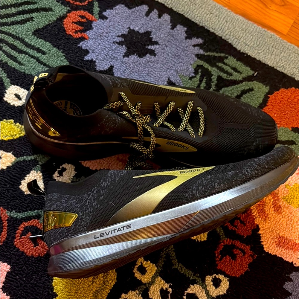 Brooks Men's Levitate Athletic Shoes size 14 - Black with Gold Accents